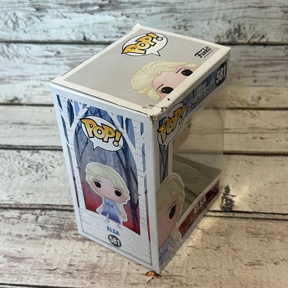 Funko Disney Frozen II Elsa 581 in Damaged Box - Picture 3 of 4